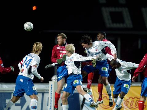 Fredrik Bild rensar framför anstormande Jesper Jansson,