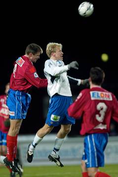 Gustaf Andersson nickar till med Christer Thor i ryggen