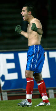 Dani Hamzo visar musklerna för publiken