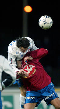 Mikael Gustafsson klättrar på en Öster-spelare