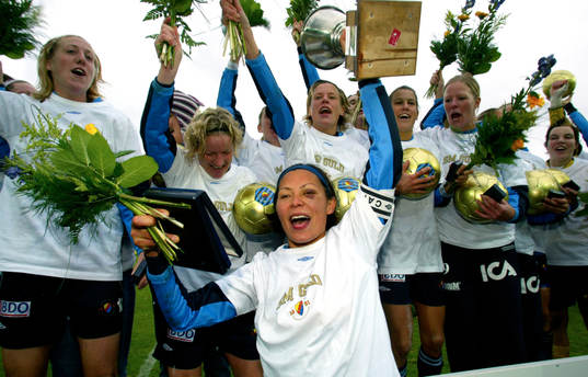   Lagkapten Jane Törnqvist lyfter SM-bucklan