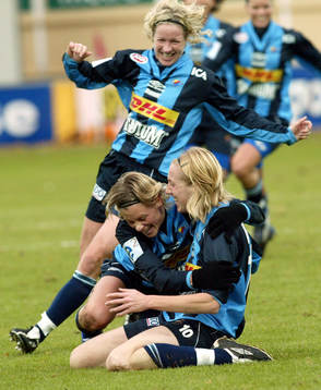  De tre målskyttarna Victoria Svensson, Ulrika Björn och Sara Johansson, jubel.