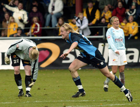  Djurgården/Älvsjö Svenska Mästare 2003. Sara Johansson jubel.