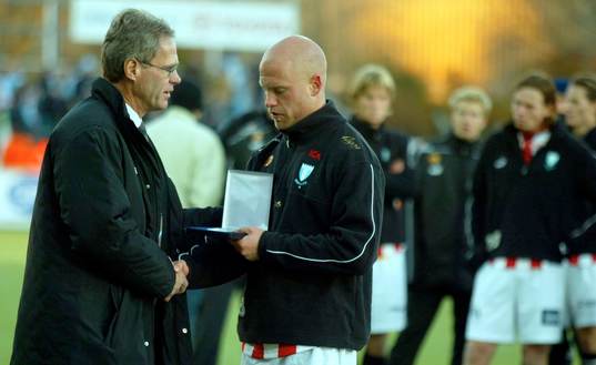 Olof Persson tar emot trofén för placeringen i