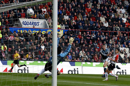 Zlatan Ibrahimovic, Ajax nära att överlista PSV målvakten