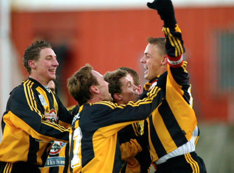  Friska Viljor klara för Superettan, Jerry Karlström,  jubel med Håkan Östberg.