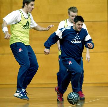  Fotboll på handbollsträningen, skadade Ljubomir Vranjes skojar med Marcus Alm och Sebastian Seifert