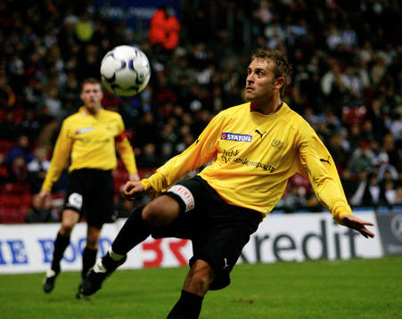 En koncentrerad Erik Wahlstedt, Esbjerg rensar undan