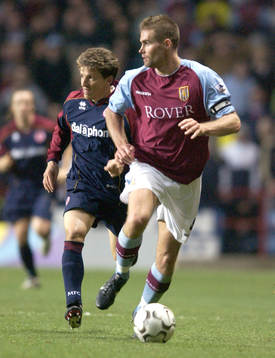  Juninho Paulista jagar Olof Mellberg.