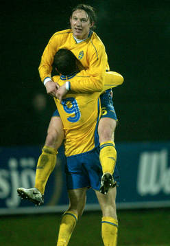 Kim Källström har gjort 2-0 och hoppar upp i Johan