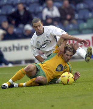  Marlon Broomes - Preston och Darren Huckerby - Norwich 