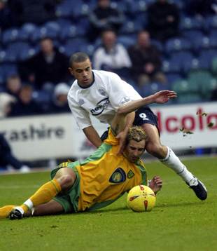  Marlon Broomes - Preston och Darren Huckerby - Norwich 