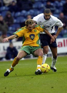  Marlon Broomes - Preston och Darren Huckerby - Norwich 