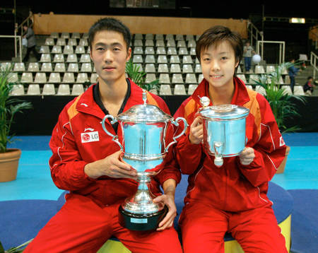 Wang Liqin och Zhang Yining, Kina, vann singeltävlingen