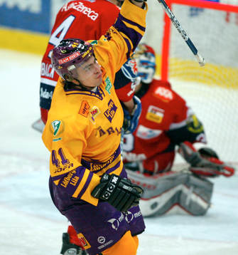 Pär Bäcker, Färjestad tvåmålsskytt. Jubel