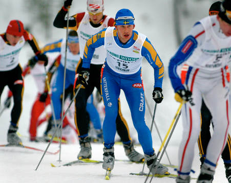 Skidor. Världscupen. Anders Södergrenjobbar sig upp genom