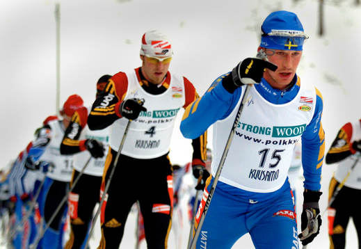 Skidor. Världscupen. Anders Södergrenleder tåget.