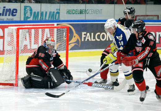 Anders Huusko, HV71 kämpar framför Robert Borgqvist,