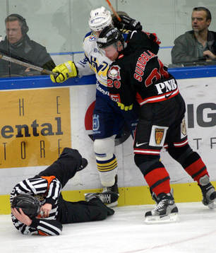 Ulf Rådbjer, domare, har träffats av pucken. Niklas