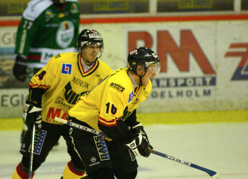  Joachim Leijon, Västerås, jublar med Patrik Ekholm efter att man avgjort matchen.