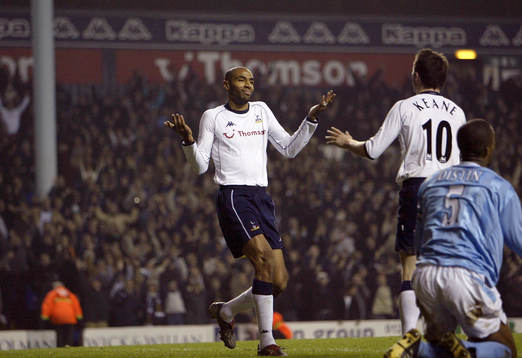  Frederic Kanoute jubel, efter att ha gjort Tottenhams tredje mål, med Robbie Keane.