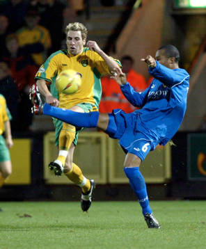  Darren Huckerby mot Danny Gabbidon.