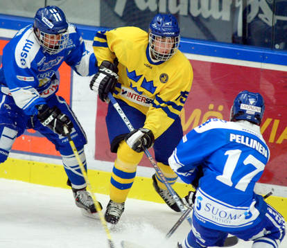 Ishockey. U16. Sverige - Finland. Patrik Berglund mot två