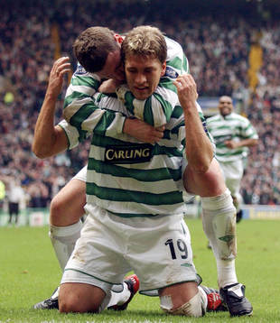  Stilan Petrov, Celtic jubel med Alan Thompson efter att ha gjort 1-0. 