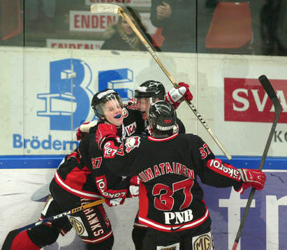 3-2 i sudden, debutanten Carl Söderberg t.v. dansar runt