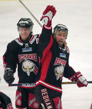 Kim Staal och passningsläggaren Juha Riihijärvi, jubel