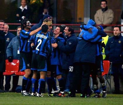  Kung Christian Vieri kröns av lagkamraterna sedan han slagit in sitt 100:e mål för Inter
