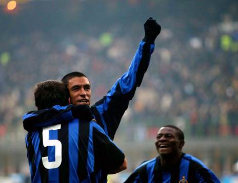  Ivan Cordoba, Inter jublar med Belozoglu Emre, Obafemi Martins ansluter