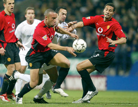  Mikael Silvestre, Man U och Rio Ferdinand i närkamp mot Youri Djorkaeff, Bolton.