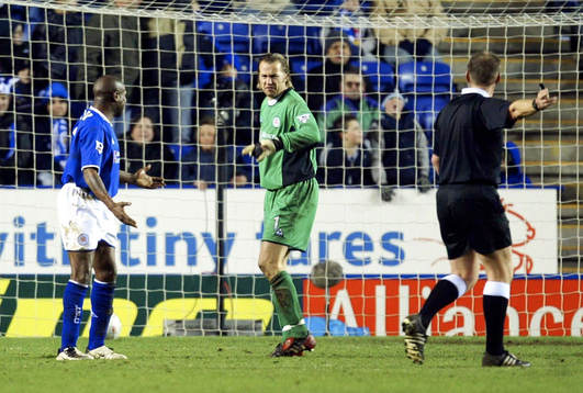  Leicesters målvakt Ian walker bråkar med Frank Sinclair efter tavlan som lät Nicolas Anelka, Manchester göra mål. 