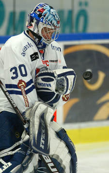 Fredrik Norrena, målvakt, Linköping jonglerar med pucken