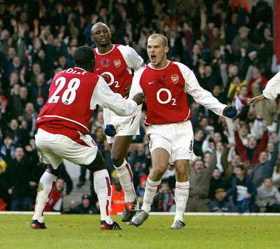  Fredrik  Ljungberg, Arsenal, jubel med Kolo Toure, Viera i bakgrunden.