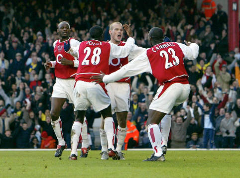  Fredrik  Ljungberg, Arsenal, jubel med Kolo Toure och Sol Campbell