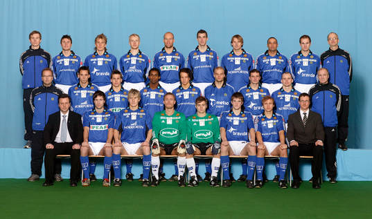  Bakre raden från vänster: Krister Olsson (naprapat), Mattias Nylund, Fredrik Norberg, Patrik Eriksson Olsson, Joel Cedergren, Mikael Åskoogh, Tommy Bergersen, Cain Dotson, Jonas Wallerstedt, Pelle Pehr-Olof Johansson (målvaktstränare). Mellersta raden från vänster: Peter Strömberg (materialförvaltare), Fredric Lundqvist, Daniel Näsholm, Kalle Ljungberg, Tobias Eriksson, Andreas Hermansson, Hans Bergh, Peter Olofsson, Pelle Ljungström (fystränare). Främre raden från vänster: Patrick Walker (tränare), Christoffer Brännström, Karl Ståhl, Fredrik Sundfors (målvakt), Dan Hagman (målvakt), Øyvind Svenning, Stefan Ålander, Rikard Norling (tränare).
