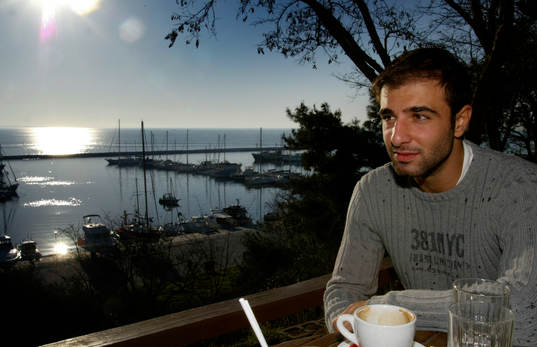  Fotboll, Grekisk, Kennedy Bakircioglu sitter på en uteservering vid hamnen i Thessaloniki