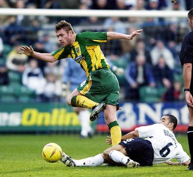  Geoff Horsfield, West Brom tacklas av Prestons Marlon Broomes.