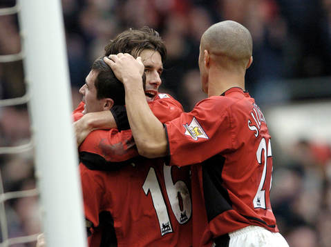  Ruud Van Nistelrooy, jubel efter sitt andra mål tillsammans med Roy Keane och Mikael Silvestre Manchester United.