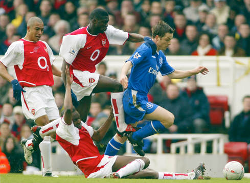  Scott Parker, Chelsea uppvaktas av Kolo Toure , Patrick Viera och Gilberto Silva, Arsenal.