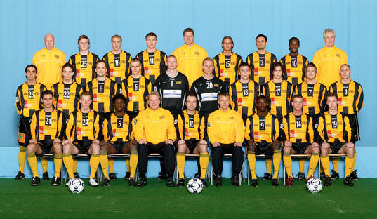  Bakre raden från vänster: Inge Börjesson (materialförvaltare), Daniel Larsson, Marcus Jarlegren, Eirik Dybendal, Mats Johansson (målvaktstränare) , Johan Patriksson, Johan Lind, Dulee Johnson, Göran Fridlund. Mellersta raden från vänster: Jeton Gorqaj, Daniel Forsell, Mats Haglund, Tuomas Uusimäki, Christoffer Källqvist (målvakt), Magnus Jonsson (målvakt), Tom Ekliden, Rikard Kapella-Karlsson, Jesper Ljung, Ulf Hollsten. Främre raden från vänster: Igor Utkovic, John Sjöberg, Jimmy Dixon, Jörgen Lennartsson (tränare), Peter Vougt, Mikael Källström (tränare), Dioh Williams, Ronnie Tygesen, Niclas Andersson.