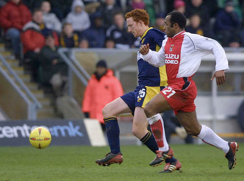   Julian Joachim, Coventry och Wimbledon's Dean Lewington.