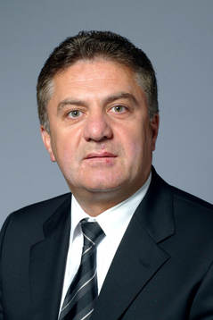  Charlie Sharro (senioransvarig).