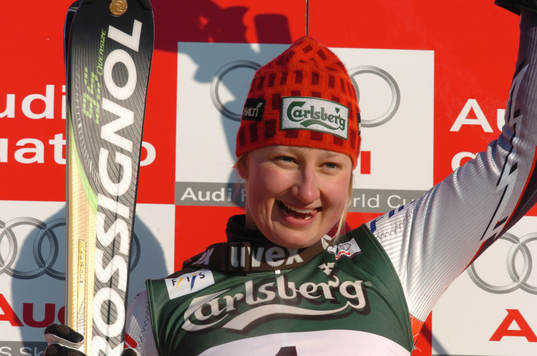 TANJA POUTIAINEN, FINLAND jublar överst på prispallen