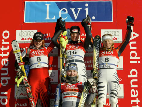  Podium med 2:a Elisabeth Goergl, Austria (V), 1:a Maria Riesch, Tyskland (mitten), 3:a Martina Ertl, Tyskland (H) och nertill, 4:e plats Kristina Koznick, USA.