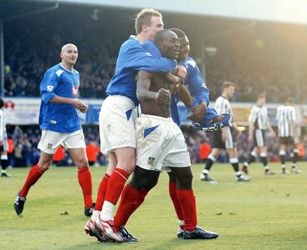  Lomana LuaLua, Portsmouth jubel efter att ha gjort mål.