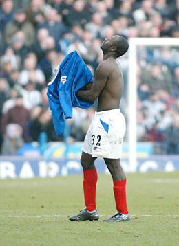  Lomana Lua Lua, Portsmouth jubel efter att ha gjort kvitteringsmålet för Portsmouth