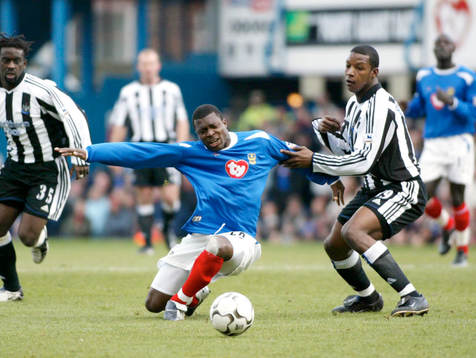 Andy Faye, Portsmouth mot Gary Speed, Newcastle.